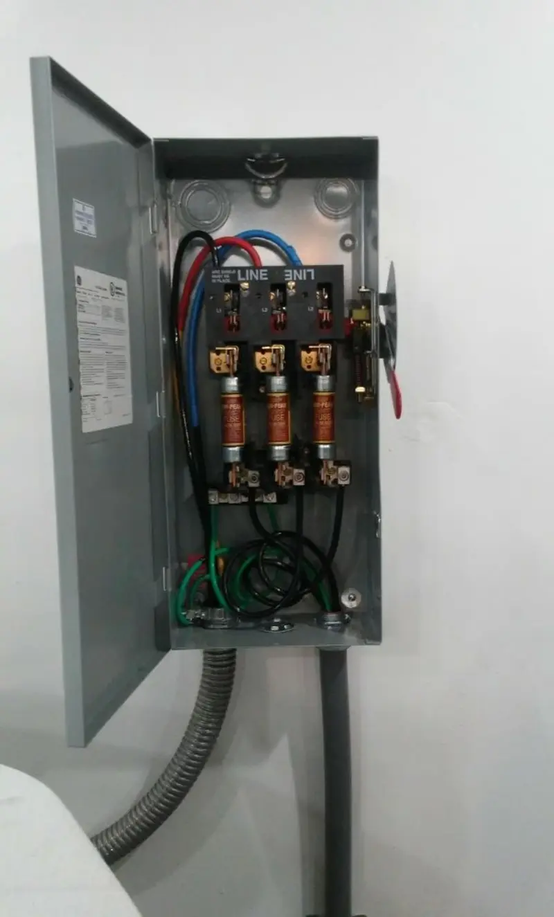 Three-phase disconnect switch installed for Smoke Detector Installation in Checotah